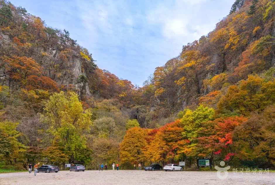 Autumn foliage on Jeoksangsan in Muju, North Jeolla Province