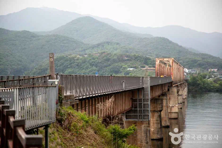 A cyclist crossing the Bukhangang railway bridge on the Namhangang bicycle path in Yangpyeong
