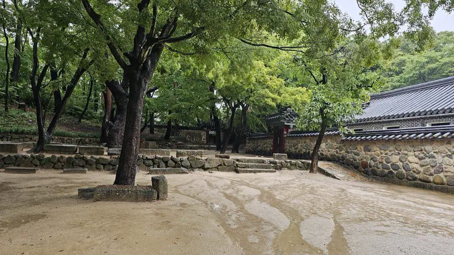 A pathway through the grounds at Bulguksa Temple
