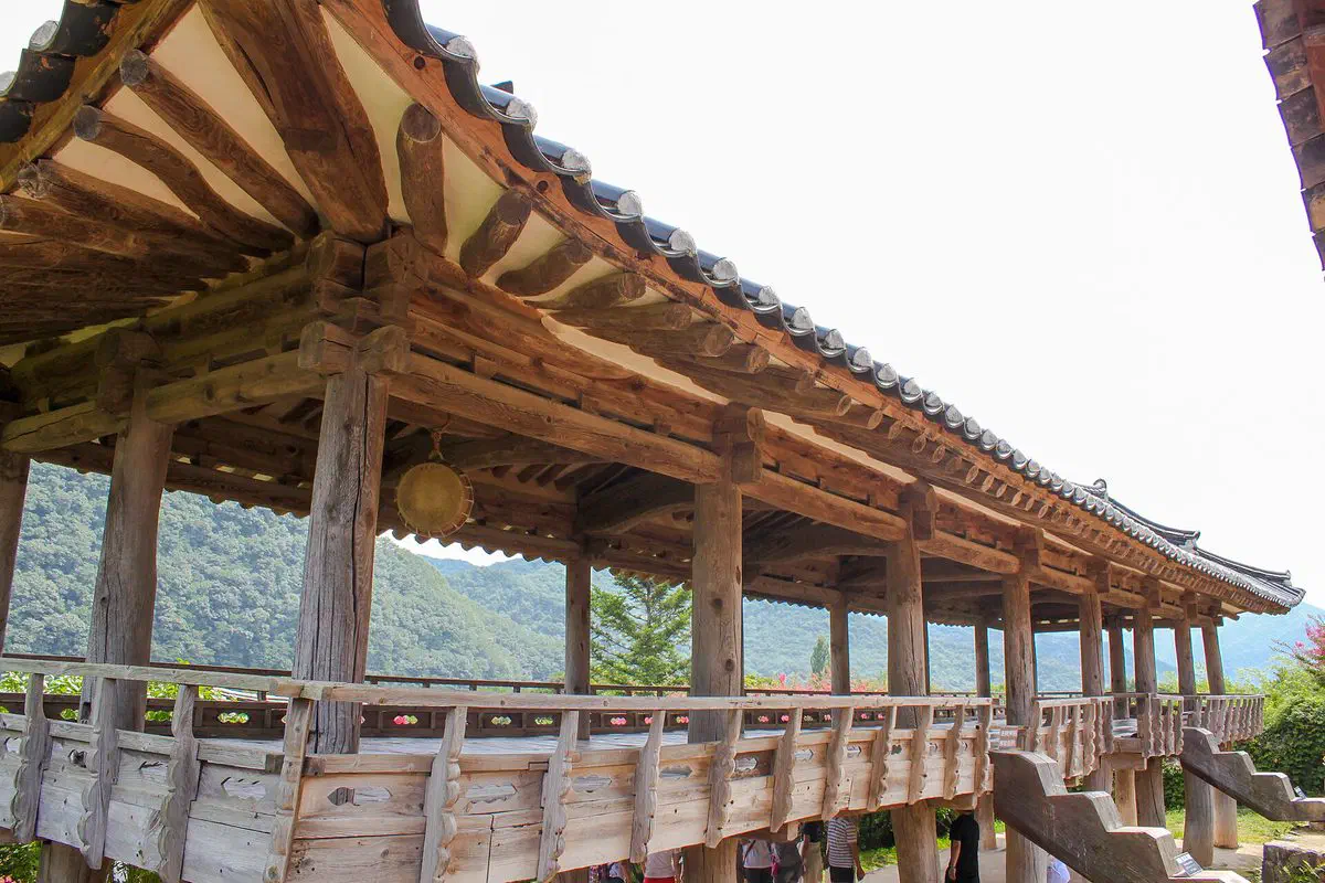 Mandaeru, the open wooden pavilion at Byeongsan Seowon in Andong, framing a mountain view beyond its railings