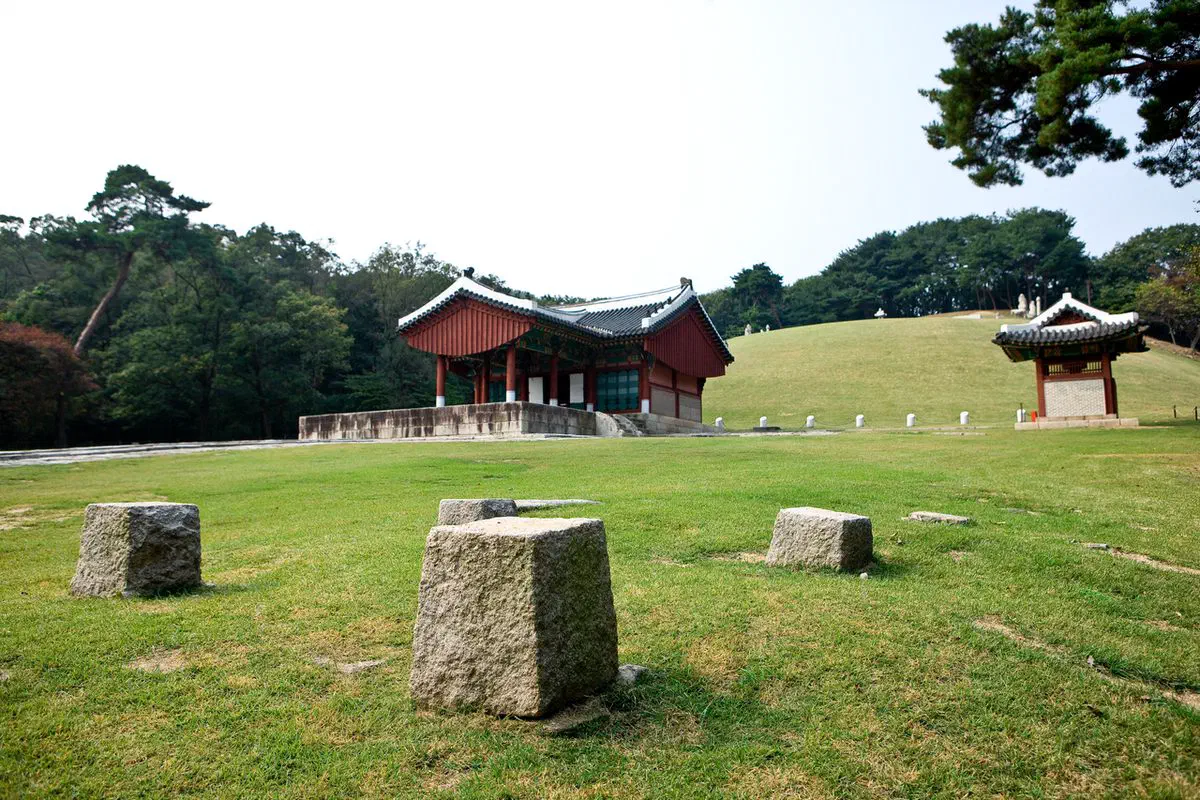 Gyeongneung, King Heonjong's tomb at Donggureung in Guri — the T-shaped jeongjagak shrine hall in front of the burial mound, with the stone spirit-path markers in the foreground