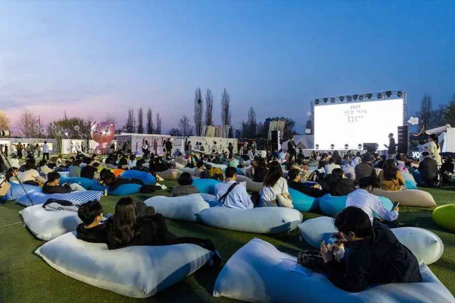 Yeongdeungpo Yeouido Spring Flower Festival — festival photograph