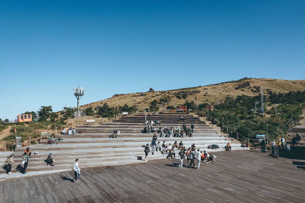 The view near Witseoreum shelter on Hallasan's Yeongsil side, the turnaround point for hikers without a summit reservation