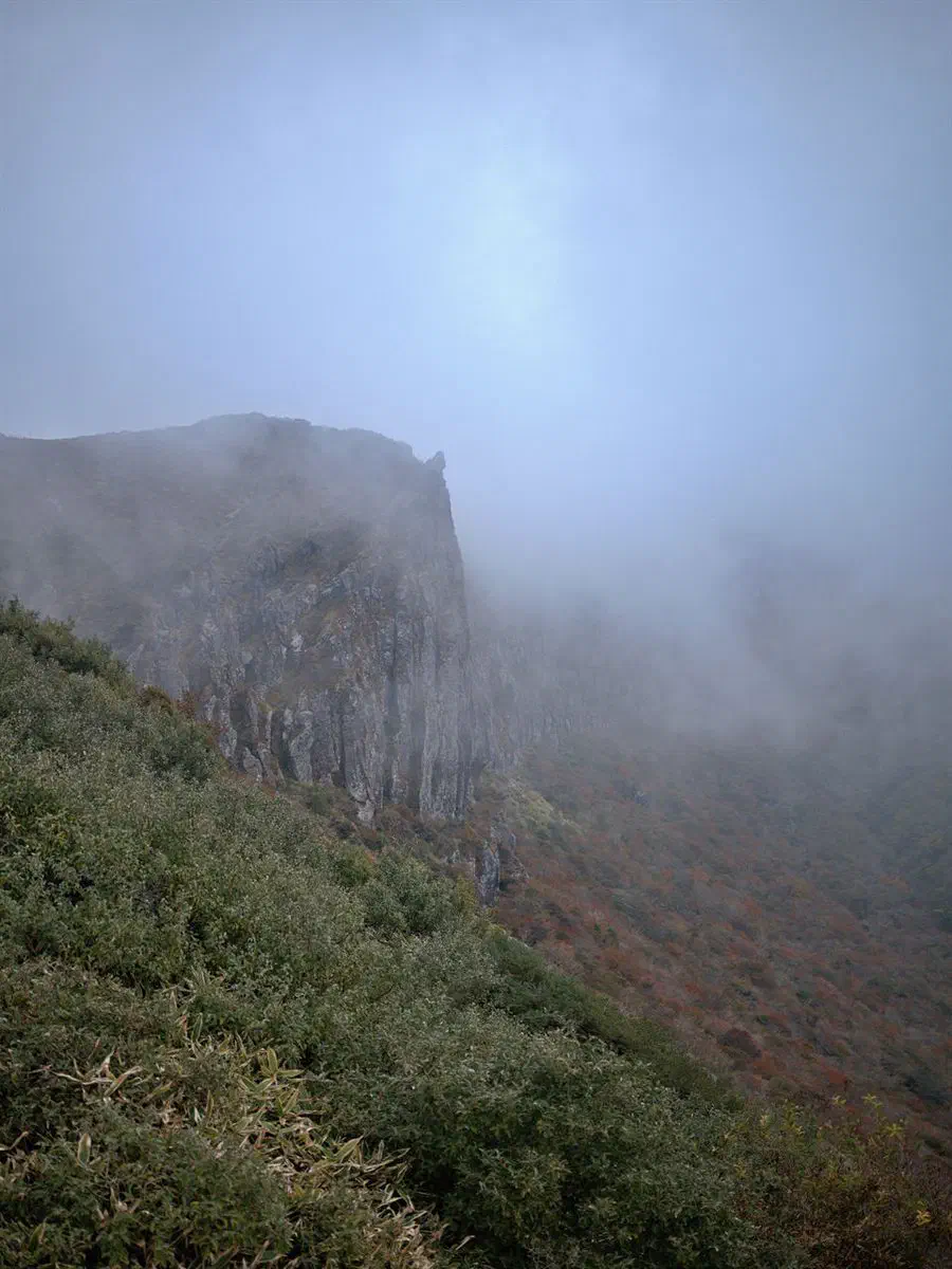 The Yeongsil trail on Hallasan, its volcanic rock pillars rising above the ridge walk to Witseoreum