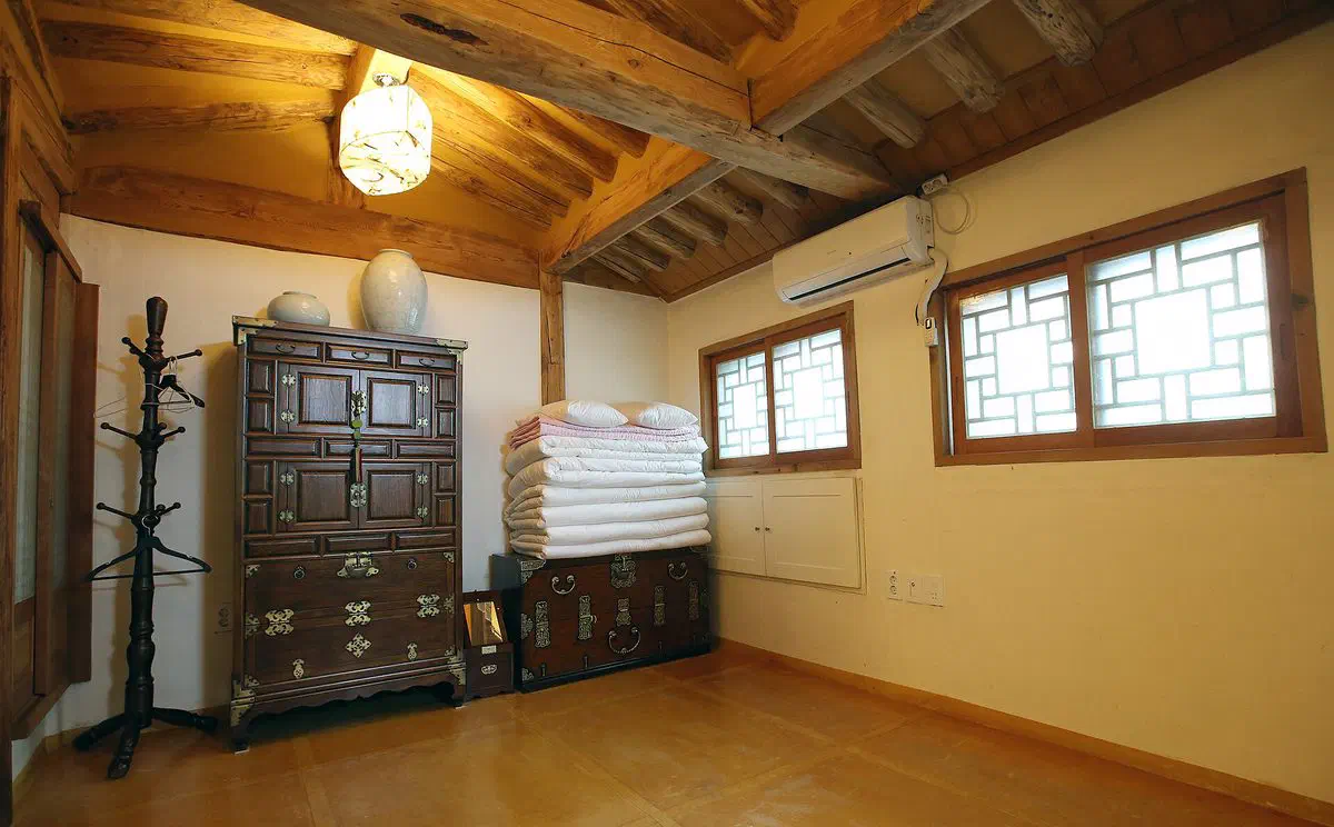 Interior courtyard of Tteuranchae, a hanok stay in Bukchon Hanok Village, Seoul