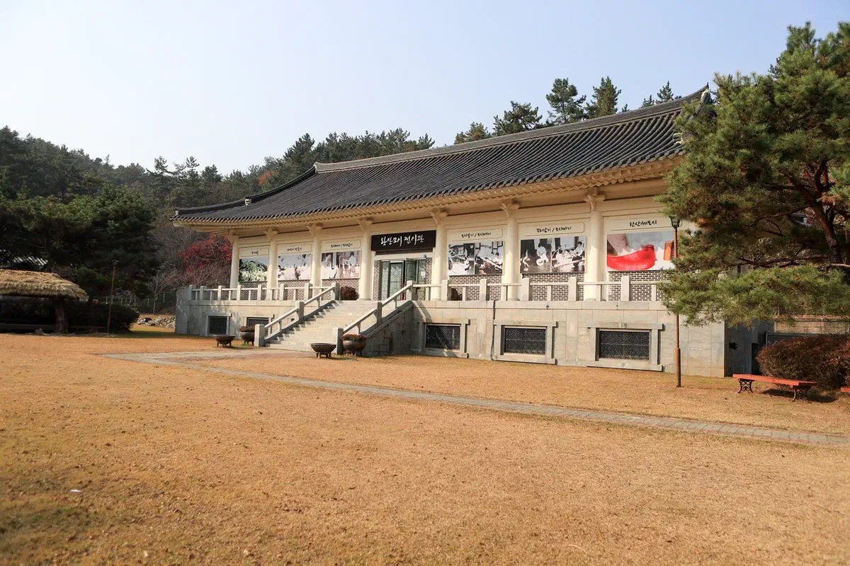 The Hansan Mosi Museum's exhibition hall, with wall panels along the porch showing each step of the weaving process
