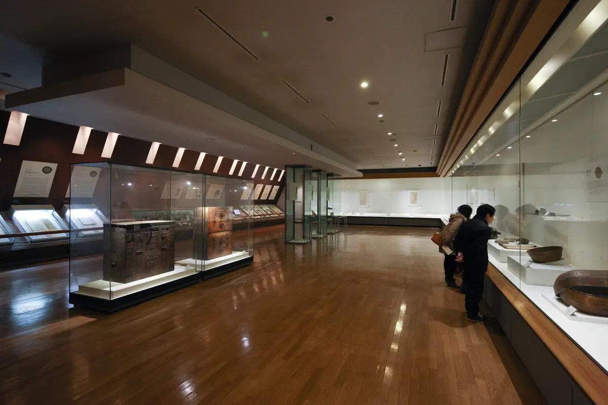 Handmade hanji paper and papermaking tools on display at the Jeonju Hanji Museum