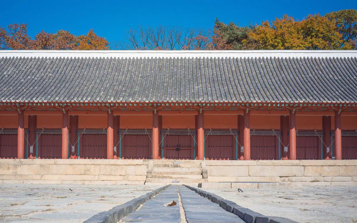 The long tiled roof and stone courtyard of Jongmyo Shrine in Jongno-gu, Seoul, photographed in November