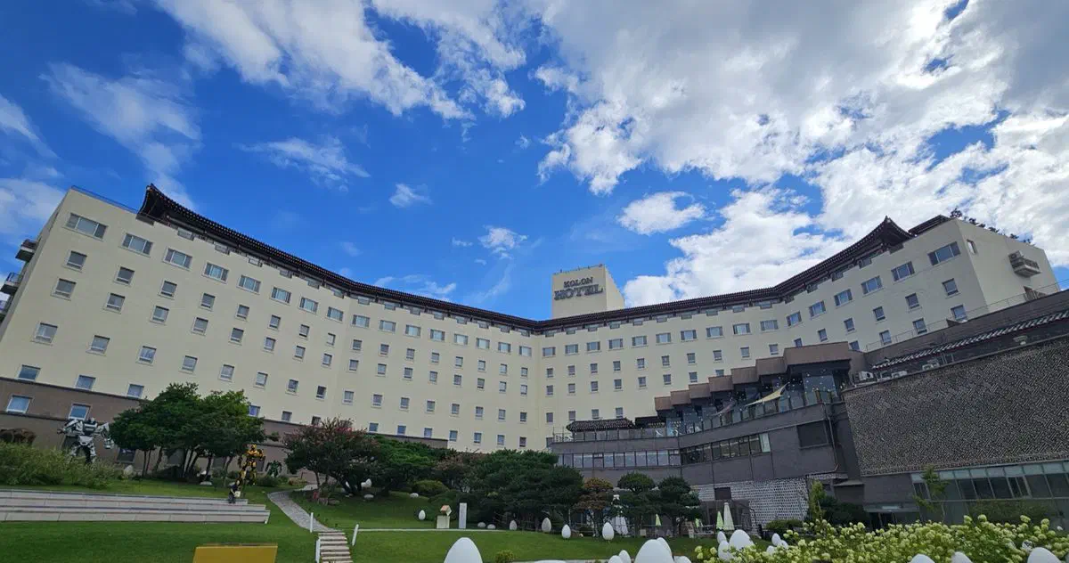 Kolon Hotel Gyeongju's hanok-eaved main building