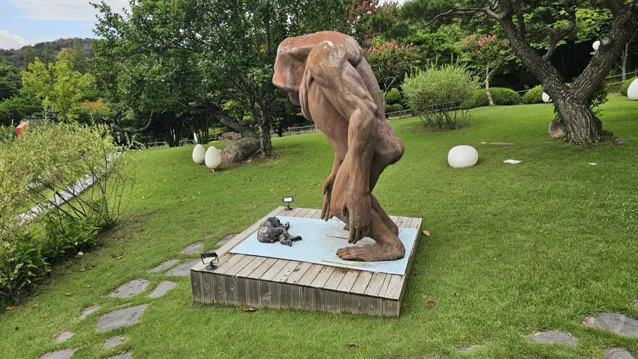A large bronze sculpture in Kolon Hotel Gyeongju's garden