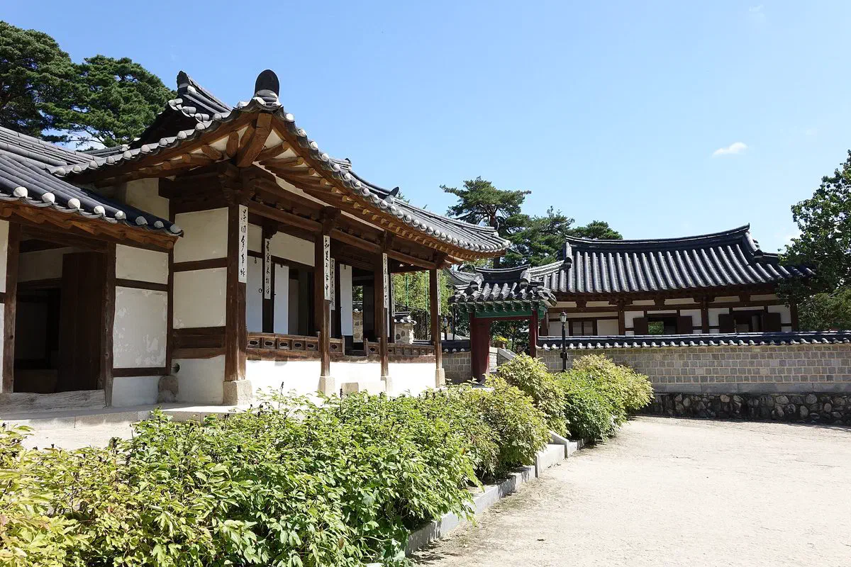 Ojukheon's tiled-roof hanok complex in Gangneung, the birthplace of Shin Saimdang and Yi I, pictured on South Korea's 5,000 and 50,000 won banknotes