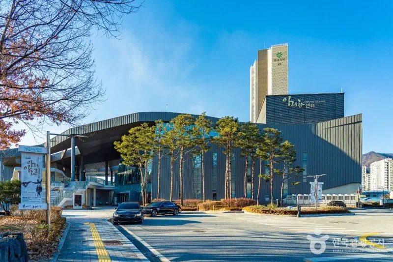 Jeongseon Arirang Center, the hall where the Saturday performance Ttetkkun is staged