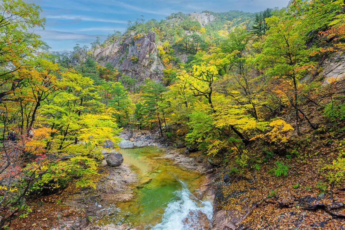 Cheonbuldong Valley in Seoraksan in autumn foliage, the route most hikers take toward Daecheongbong